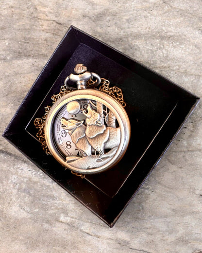 „Luna Wolf” – Stilfuldt Lommeur med Ulve, mulighed for personlig gravering som gave