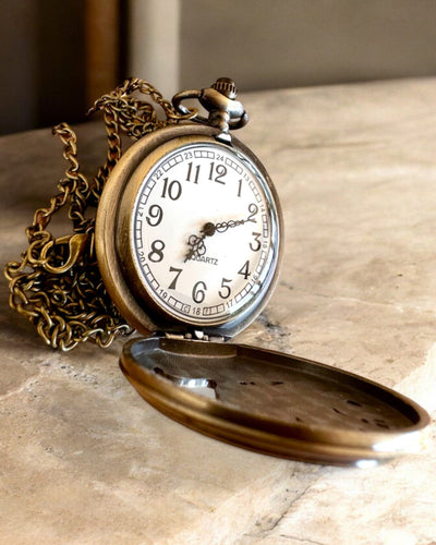 „Luna Wolf” – Stilfuldt Lommeur med Ulve, mulighed for personlig gravering som gave