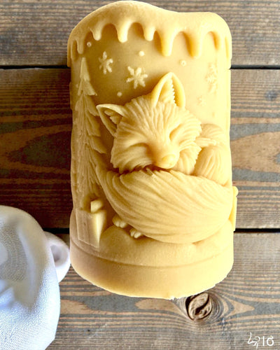 Soyavokslys Vinterræv, 7,5 cm i højden, håndstøbt soyaly­s med en charmerende sovende ræv, mulighed for personlig gravering på plade