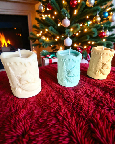 Soyavokslys Vinterræv, 7,5 cm i højden, håndstøbt soyaly­s med en charmerende sovende ræv, mulighed for personlig gravering på plade