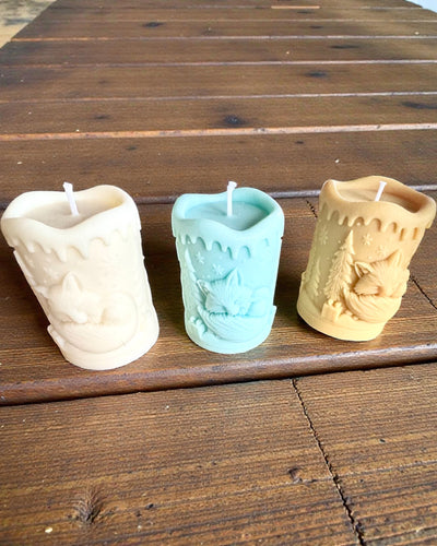 Soyavokslys Vinterræv, 7,5 cm i højden, håndstøbt soyaly­s med en charmerende sovende ræv, mulighed for personlig gravering på plade