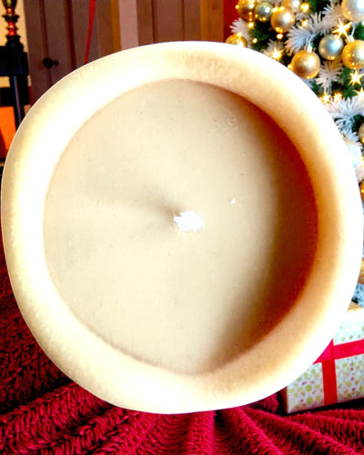 Soyavokslys Vinterræv, 7,5 cm i højden, håndstøbt soyaly­s med en charmerende sovende ræv, mulighed for personlig gravering på plade