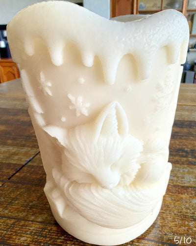 Soyavokslys Vinterræv, 7,5 cm i højden, håndstøbt soyaly­s med en charmerende sovende ræv, mulighed for personlig gravering på plade