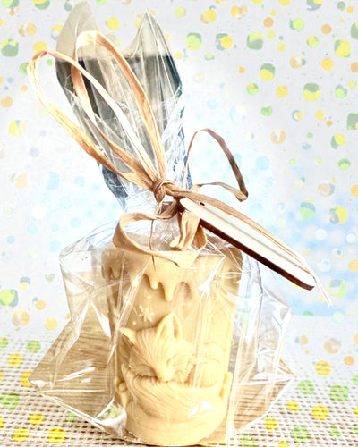 Soyavokslys Vinterræv, 7,5 cm i højden, håndstøbt soyaly­s med en charmerende sovende ræv, mulighed for personlig gravering på plade