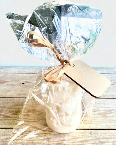 Soyavokslys Vinterræv, 7,5 cm i højden, håndstøbt soyaly­s med en charmerende sovende ræv, mulighed for personlig gravering på plade