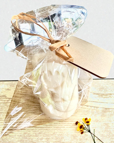 Soyavokslys Vinterræv, 7,5 cm i højden, håndstøbt soyaly­s med en charmerende sovende ræv, mulighed for personlig gravering på plade