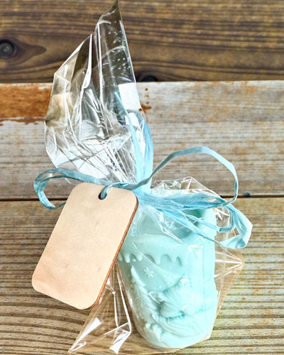 Soyavokslys Vinterræv, 7,5 cm i højden, håndstøbt soyaly­s med en charmerende sovende ræv, mulighed for personlig gravering på plade