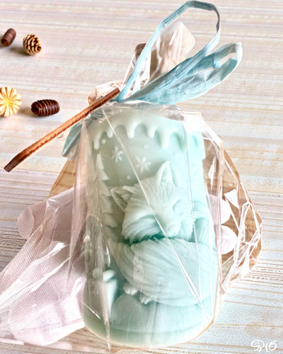 Soyavokslys Vinterræv, 7,5 cm i højden, håndstøbt soyaly­s med en charmerende sovende ræv, mulighed for personlig gravering på plade