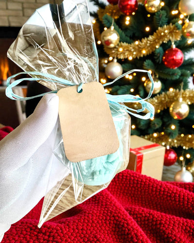 Soyavokslys Vinterræv, 7,5 cm i højden, håndstøbt soyaly­s med en charmerende sovende ræv, mulighed for personlig gravering på plade