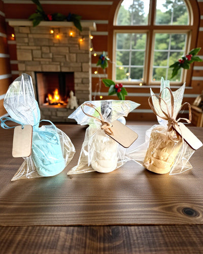 Soyavokslys Vinterræv, 7,5 cm i højden, håndstøbt soyaly­s med en charmerende sovende ræv, mulighed for personlig gravering på plade