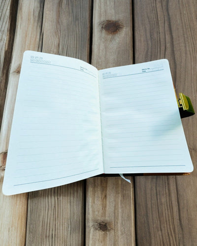 Eksklusiv Lædernotesbog "Sekretnik" A5 med Kodelås - personalisering med gravering