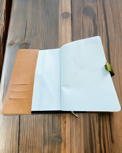 Eksklusiv Lædernotesbog "Sekretnik" A5 med Kodelås - personalisering med gravering