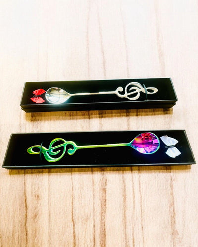 Elegant Ske med G-nøgle – Personliggjort som gave, 2 farvevarianter at vælge imellem