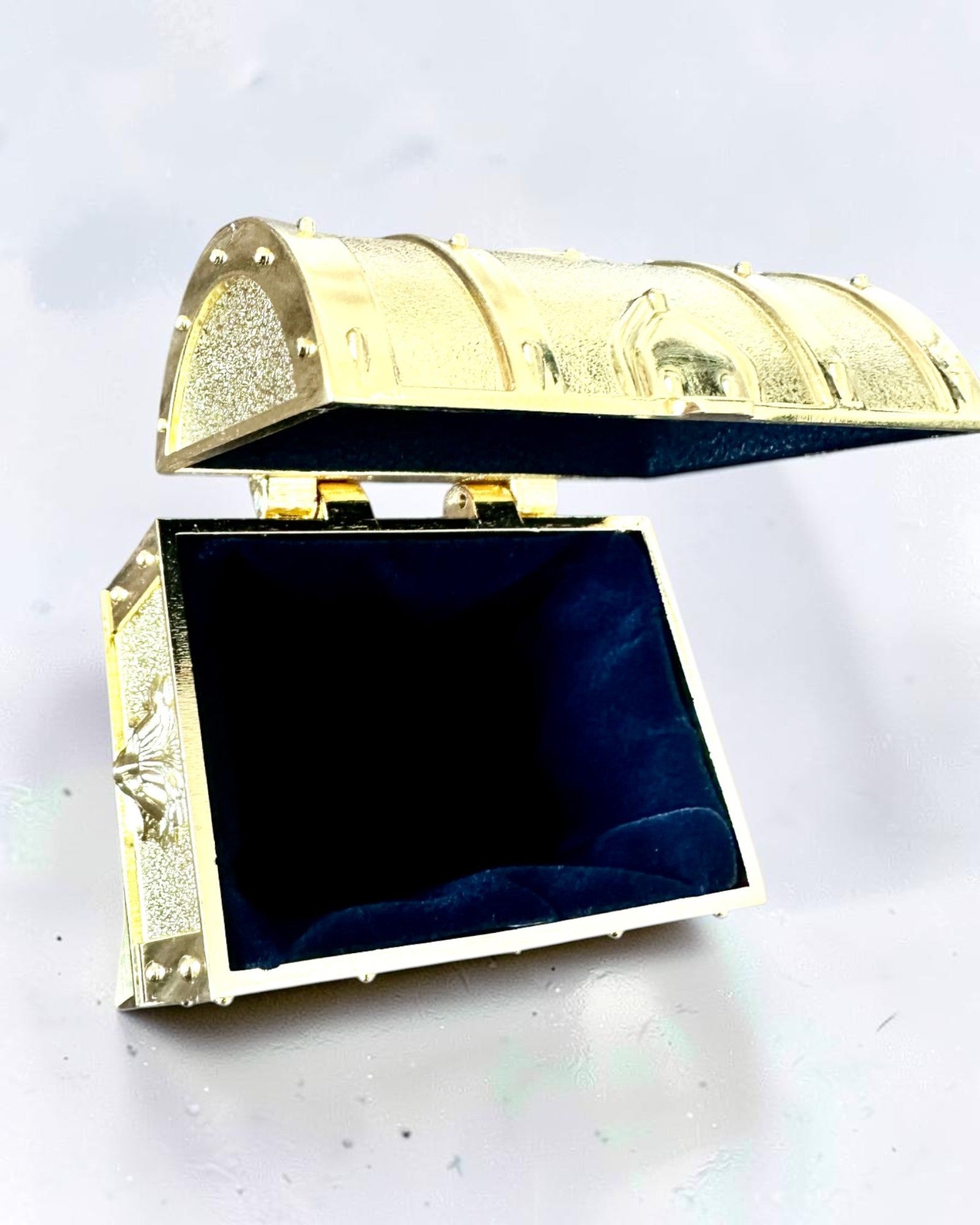Retro Metal Skattekiste med Gravering - Sølvfarvet Kasse 7x5x5 cm