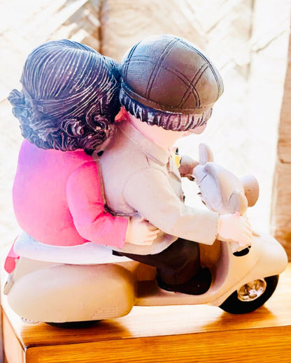 Dekorativ figur Forelskede på scooter - personalisering med gravering som gave