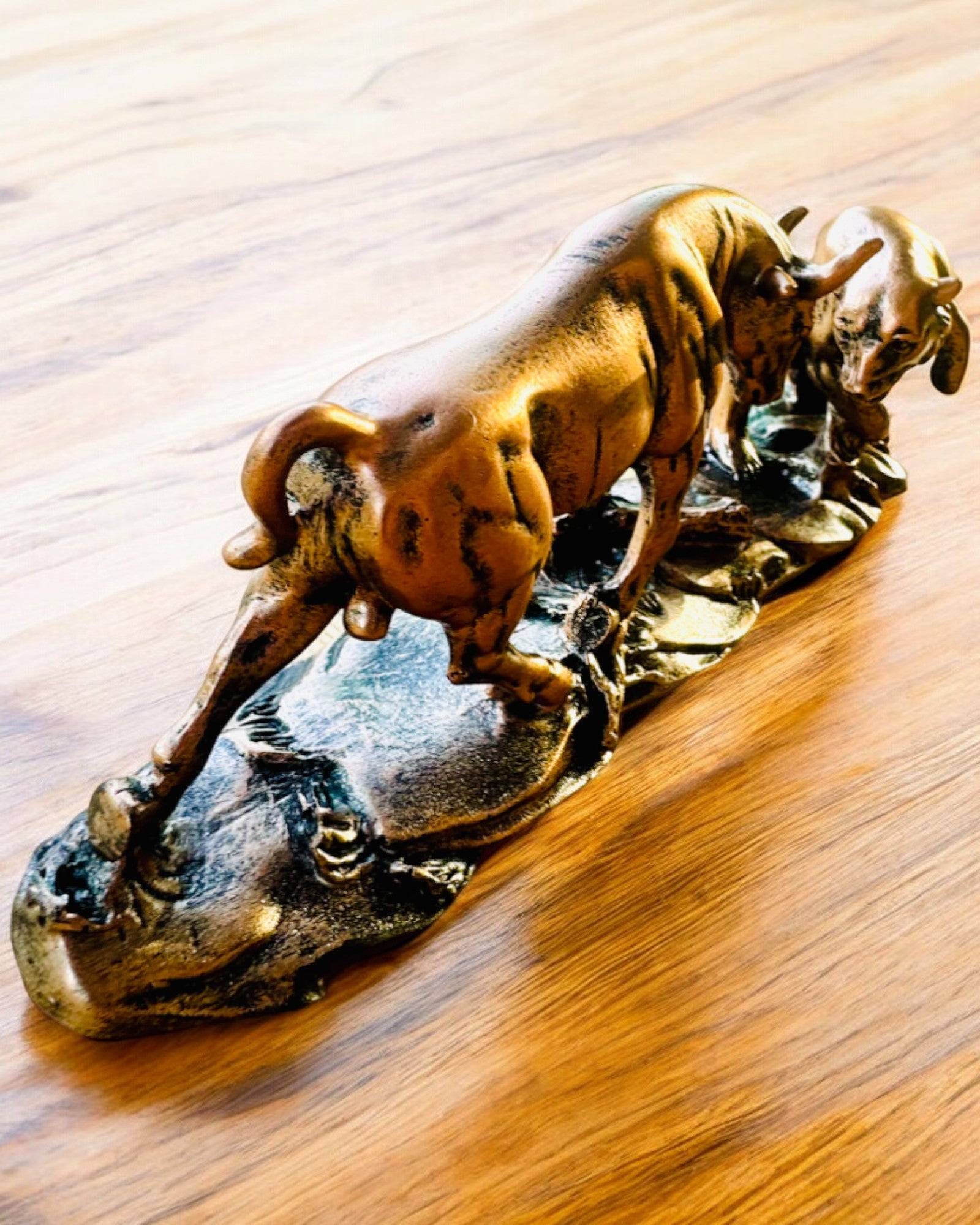 "Tyren mod Bjørnen" - Kobberfarvet skulptur med mulighed for gravering
