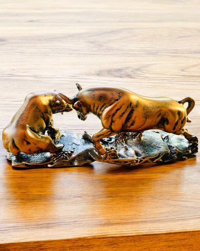 "Tyren mod Bjørnen" - Kobberfarvet skulptur med mulighed for gravering