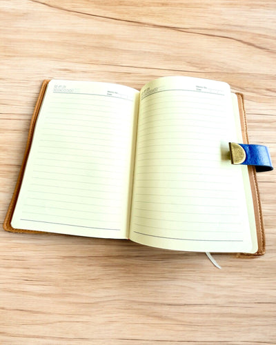 Eksklusiv Lædernotesbog "Sekretnik" A5 med Kodelås - personalisering med gravering