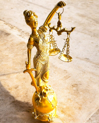 Statuette af Retfærdighedens Gudinde – Kunstnerisk Dekoration til Hylde, Håndværk af Harpiks, tilpasning med gravering