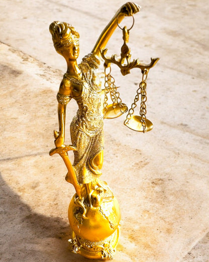 Statuette af Retfærdighedens Gudinde – Kunstnerisk Dekoration til Hylde, Håndværk af Harpiks, tilpasning med gravering