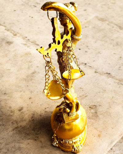 Statuette af Retfærdighedens Gudinde – Kunstnerisk Dekoration til Hylde, Håndværk af Harpiks, tilpasning med gravering