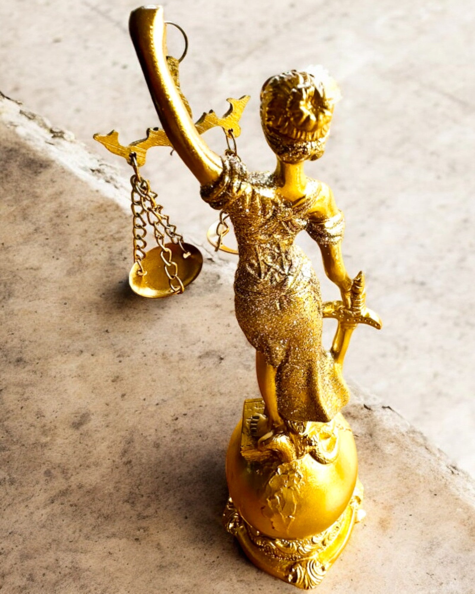 Statuette af Retfærdighedens Gudinde – Kunstnerisk Dekoration til Hylde, Håndværk af Harpiks, tilpasning med gravering