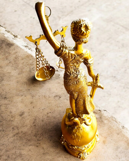 Statuette af Retfærdighedens Gudinde – Kunstnerisk Dekoration til Hylde, Håndværk af Harpiks, tilpasning med gravering