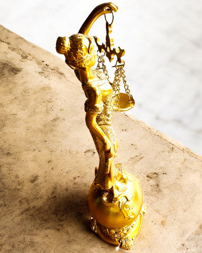 Statuette af Retfærdighedens Gudinde – Kunstnerisk Dekoration til Hylde, Håndværk af Harpiks, tilpasning med gravering