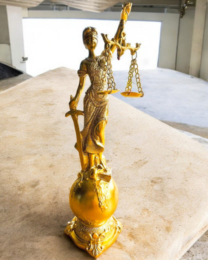 Statuette af Retfærdighedens Gudinde – Kunstnerisk Dekoration til Hylde, Håndværk af Harpiks, tilpasning med gravering