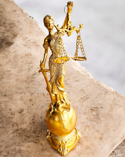 Statuette af Retfærdighedens Gudinde – Kunstnerisk Dekoration til Hylde, Håndværk af Harpiks, tilpasning med gravering