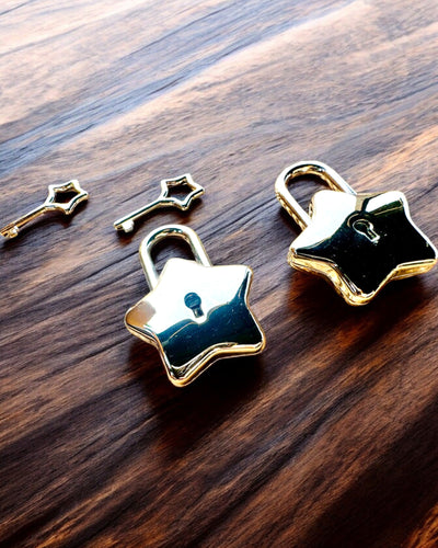 2 Stjerne Mini Hængelåse med Gravering – Beskyt Dine Drømme, personaliseret som gave, 2 farvevarianter at vælge imellem