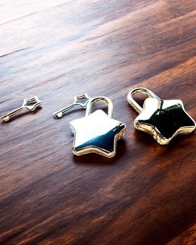 2 Stjerne Mini Hængelåse med Gravering – Beskyt Dine Drømme, personaliseret som gave, 2 farvevarianter at vælge imellem