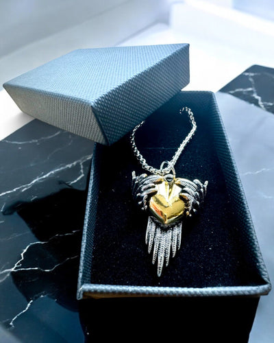 Amulet Hjerteskytte – Kærlighedens Mørke Vinger, mulighed for personalisering med gravering som gave