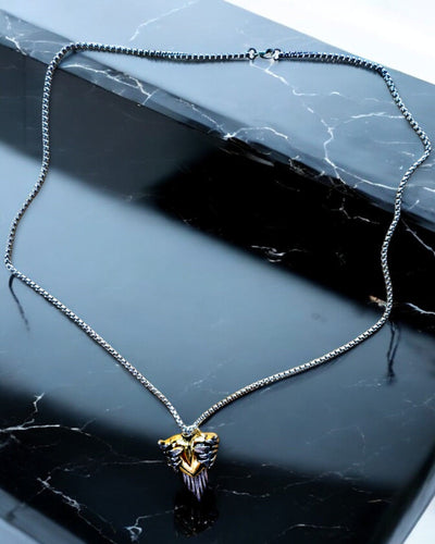 Amulet Hjerteskytte – Kærlighedens Mørke Vinger, mulighed for personalisering med gravering som gave