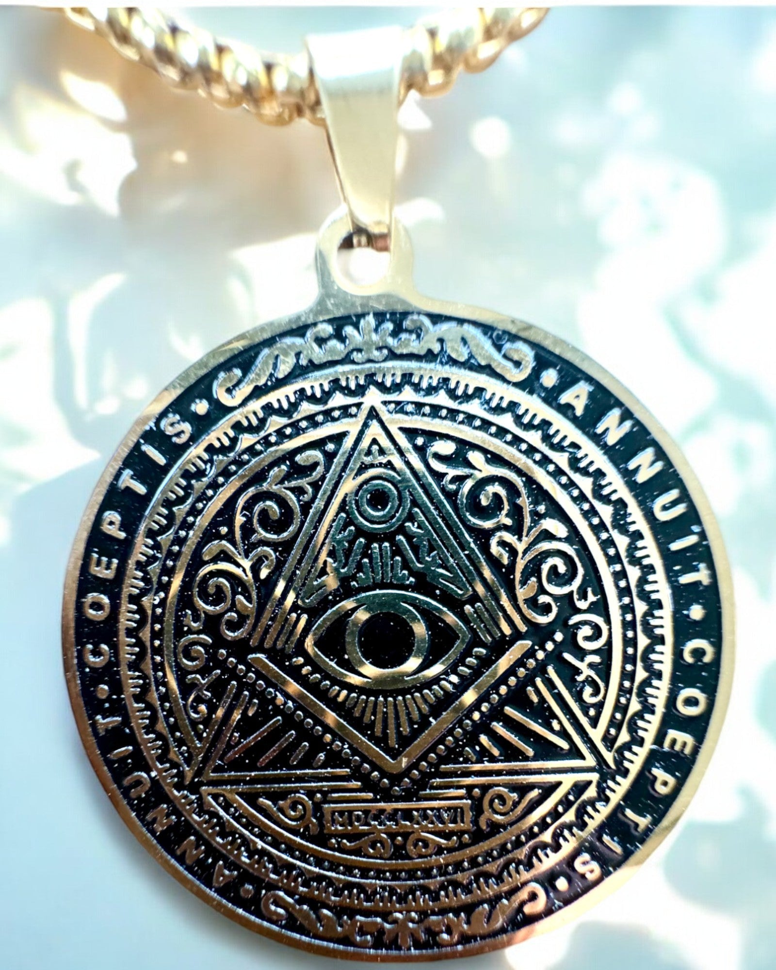Amulet af Hemmelig Magt - Halskæde med Gravering, 2 farvevarianter at vælge imellem
