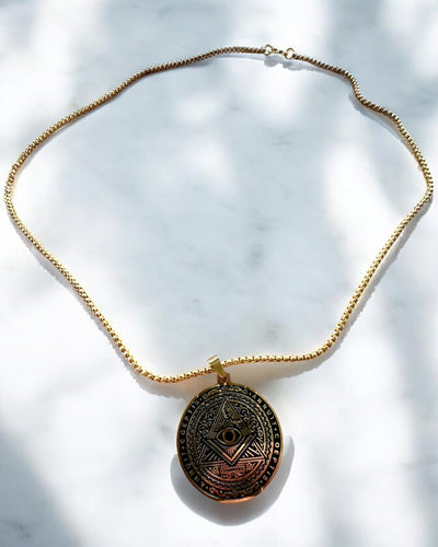 Amulet af Hemmelig Magt - Halskæde med Gravering, 2 farvevarianter at vælge imellem