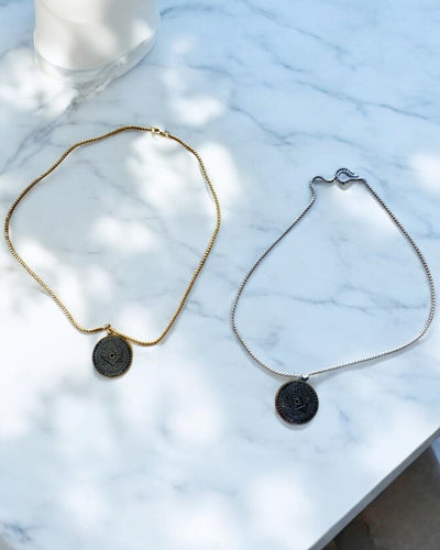 Amulet af Hemmelig Magt - Halskæde med Gravering, 2 farvevarianter at vælge imellem