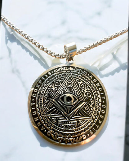 Amulet af Hemmelig Magt - Halskæde med Gravering, 2 farvevarianter at vælge imellem