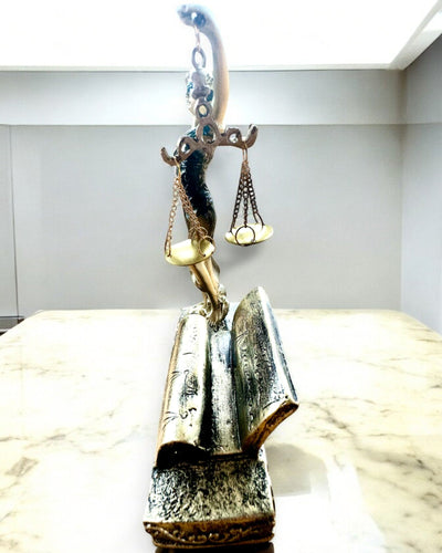 Statuette "Justicia 2" - Retfærdighedens Gudinde – Kunstnerisk Dekoration til Hylde, Håndværk af Harpiks, tilpasning med gravering