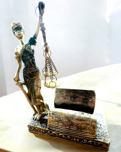 Statuette "Justicia 2" - Retfærdighedens Gudinde – Kunstnerisk Dekoration til Hylde, Håndværk af Harpiks, tilpasning med gravering