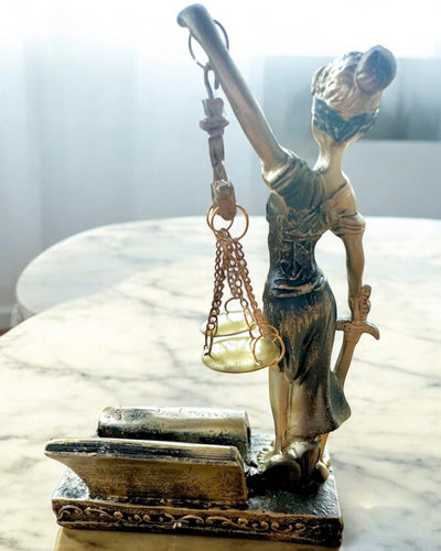 Statuette "Justicia 2" - Retfærdighedens Gudinde – Kunstnerisk Dekoration til Hylde, Håndværk af Harpiks, tilpasning med gravering