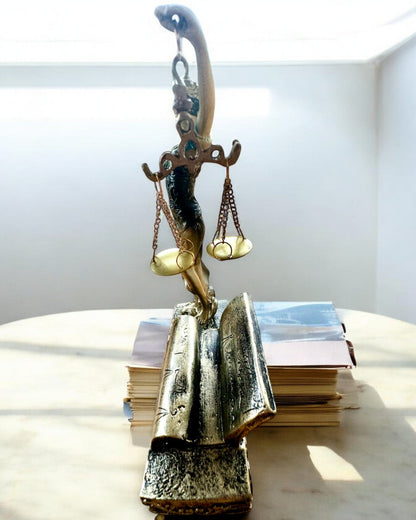 Statuette "Justicia 2" - Retfærdighedens Gudinde – Kunstnerisk Dekoration til Hylde, Håndværk af Harpiks, tilpasning med gravering