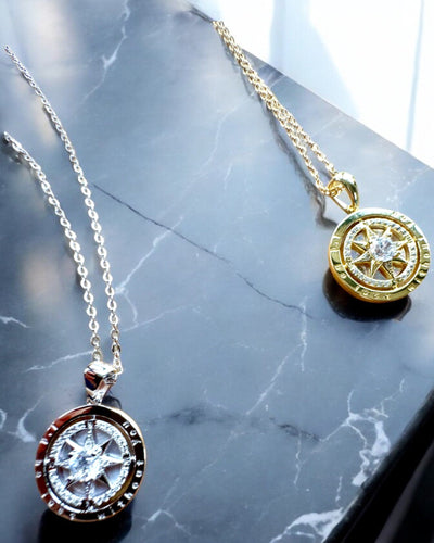 Kompas Halskæde "Stjernekurs", mulighed for personlig gravering, 2 farvevarianter at vælge imellem