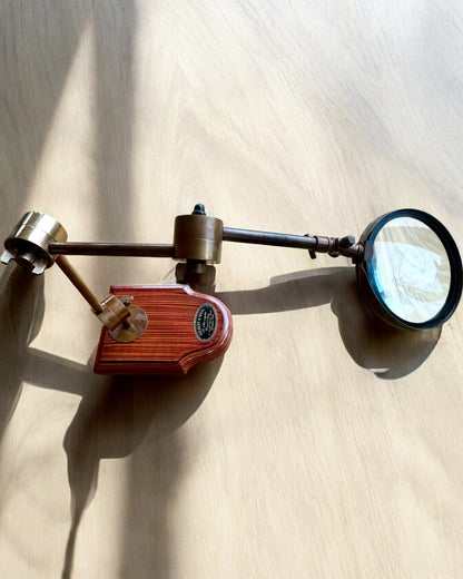Håndværkslup "Royal Magnifier" med stativ og justerbar holder - mulighed for personlig gravering som gave