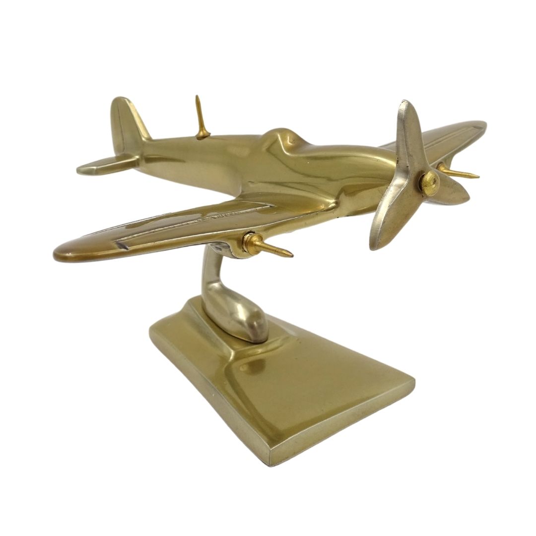Model af Spitfire-fly - legendarisk jagerfly fra 2. verdenskrig – SPIS