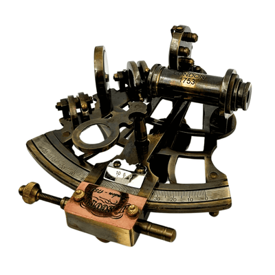 Messing Sekstant Retro i Læderetui - Elegant Navigationsinstrument med Mulighed for Gravering - Perfekt Gave til Sejlere og Historieentusiaster - Mål 13x12x7 cm