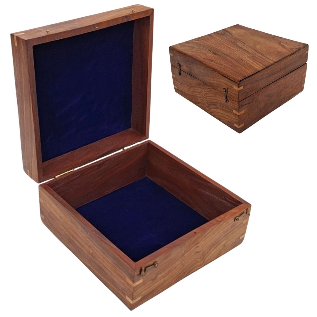 Elegant gaveæske i træ 20x20x11 cm med marineblåt indlæg og mulighed for personlig gravering