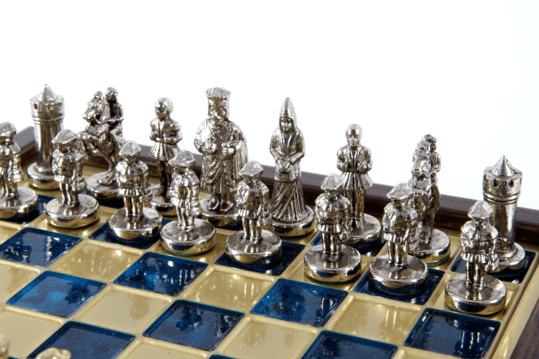 Elegant premium-messingskak 20x20cm Byzantium med personlig gravering - ideel gave til skakspillere og historieelskere - håndlavede brikker i guldfarvet og sølvfarvet finish