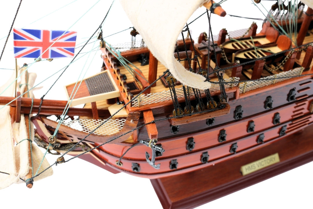 Samlet model af sejlskibet HMS Victory 54 cm - håndlavet replika med mulighed for personlig gravering - ideel gave til sejladsentusiaster - høj kvalitet, elegant træbase