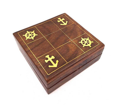 Maritimt kryds og bolle i træ med gravering - personlig gave til sejleren, mål 10x10 cm, elegant design med messingdetaljer